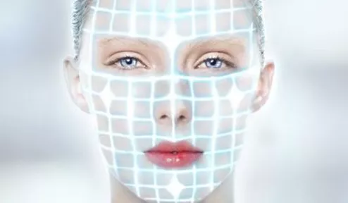 laser na twarzy kobiety
